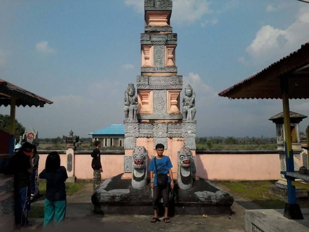 Saat berkunjung ke  Pura Giriamerthabuana  yang ada di Kampung Bali, Sedahan Jaya.  Foto dok. Pit/monga.id 