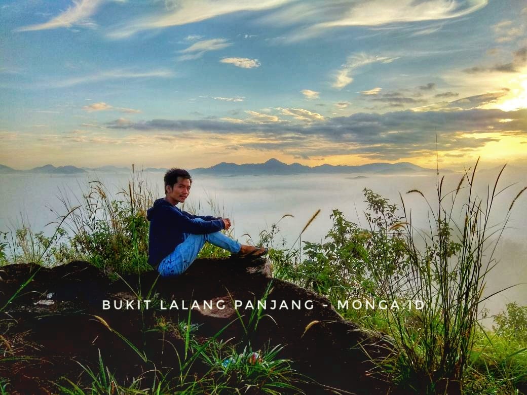 Pesona Puncak Bukit Lalang, Kecamatan Pemahan Kabupaten Ketapang di waktu sunrise dan sunset (Foto: IST/ALWI)