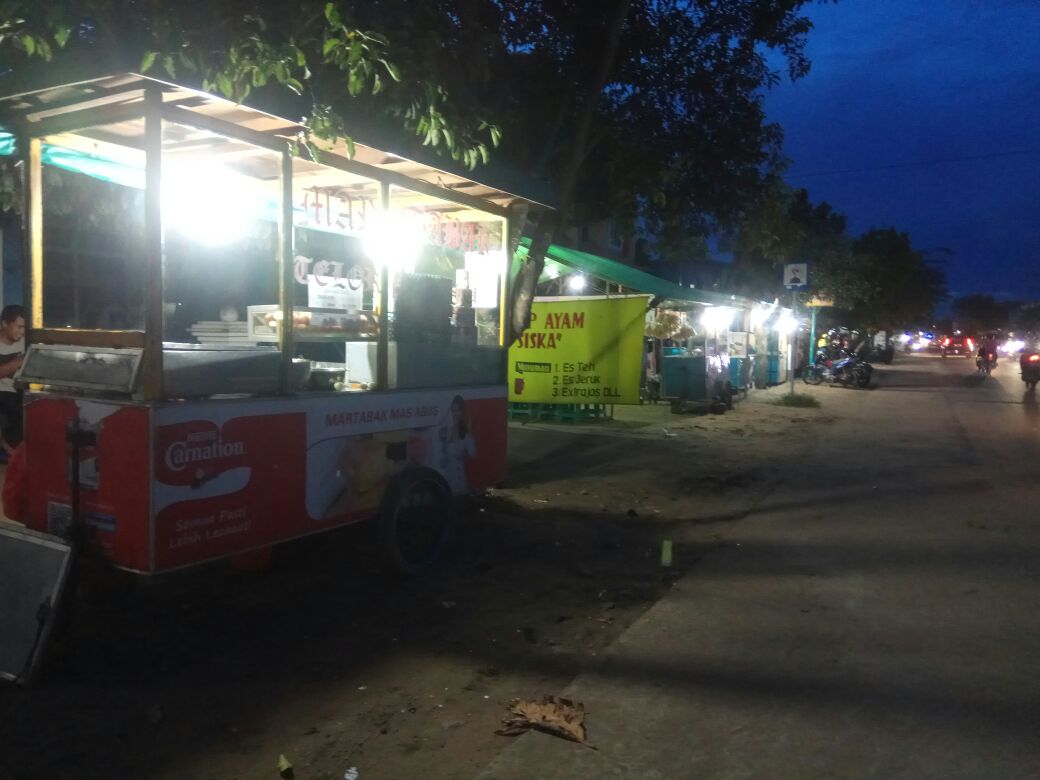 Jl. S. Parman, dari Warung Kopi, Cafe, sampai jajanan tepi jalan banyak tersedia di  kawasan ini (Foto : MONGA/Bagas)