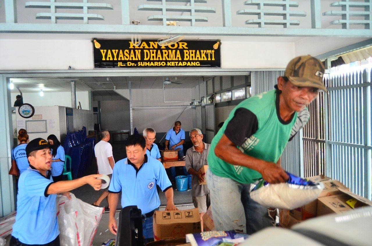 Pengurus Yayasan Dharma Bhakti Ketapang sedang mempersiapkan logistik yang akan diserahkan, Kamis (13/12) (Foto : IST)
