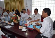 Drs. H. Farhan, mempimpin rapat bersama SOPD terkait tentang pemanfaatan teknologi informasi daerah Kabupaten Ketapang. (Foto : IST/A. Rahman)