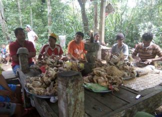 Saat pemberkatan ayam milik masyarkakat dalam ritual adat (Foto : IST/ Frans Lakon)