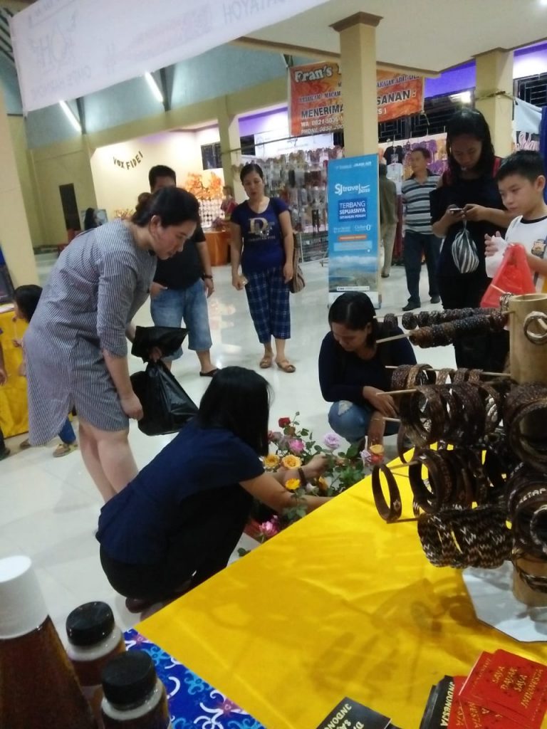 Beberapa terlihat pengunjung mampir dan melihat barang-barang yang dipamerkan di stand MONGA.ID. Foto dok : IST/K. Yessi/monga.id