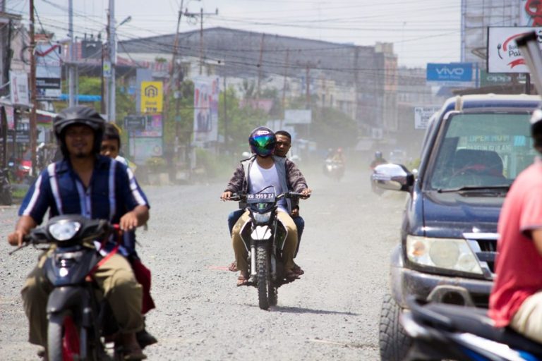 Pengendara yang melintas di jalan D.I. Panjaitan. Terlihat debu dan batu kerikil yang cukup mengganggu kenyaman pengendara saat melintas. Foto : IST/ Haning dan Rizal Alqadrie YP