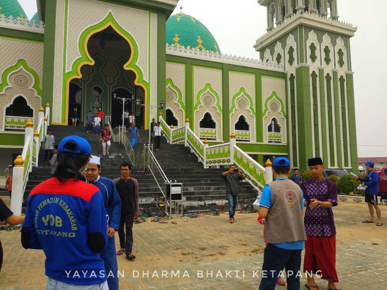 Anggota Yayasan Dharma Bhakti Ketapang tampak sedang membagikan masker gratis kepada saudara-saudara yang selesai menunaikan sholat Jumat di Masjid Agung Al-Ikhlas Ketapang, Jumat (24/8) (Foto : MONGA/FD)