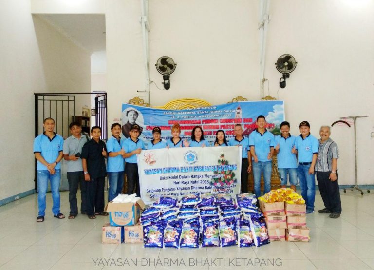 Yayasan Dharma Bhakti Ketapang Bagikan Paket Natal