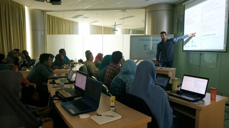 Dua Ilmuan Luar Negeri Berikan Kuliah Umum dan Pelatihan di UNAS