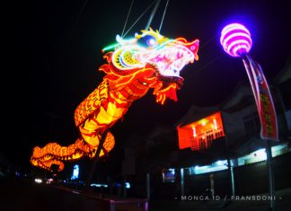 Naga raksasa 'terbang' di jalan A. Yani Ketapang - Kalimantan Barat (Foto : MONGA/FD)