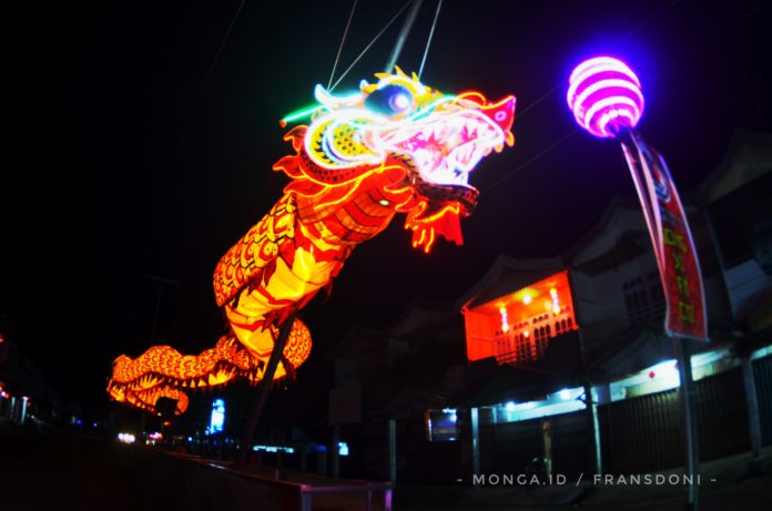 Naga raksasa 'terbang' di jalan A. Yani Ketapang - Kalimantan Barat (Foto : MONGA/FD)
