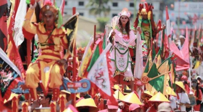 Parade tatung disepanjang Jalan Diponegoro kota Singkawang pada gelaran Cap Go Meh 2019 di Singkawang, Kalimantan Barat, Selasa (19/2/2019). Lebih dari 860 tatung beratraksi pada perayaan Cap Go Meh di Singkawang. (Foto : IST / Tribunnews)