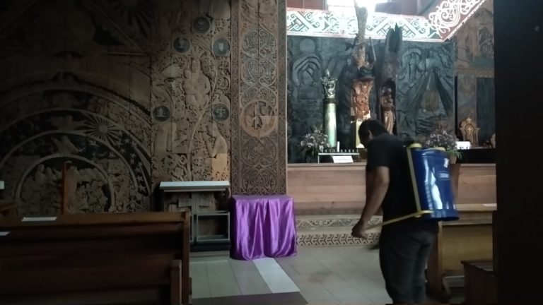 Kaum Muda Bergotong Royong  Semprot Disinfektan di Gereja Katedral St. Gemma Galgani Ketapang