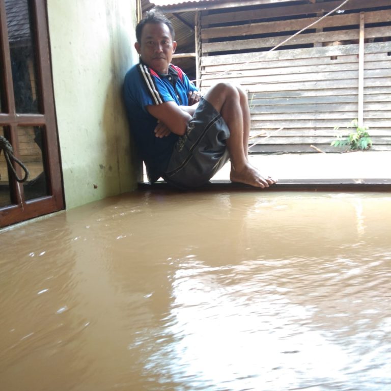 Potret Banjir di Simpang Dua : Warga Butuh Bantuan, Budaya Gotong Royong Diutamakan﻿