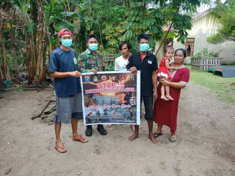 ﻿Babinsa Danau Buntar, Kodim 1203/Ktp Sampaikan Ke warga Tentang Dampak Karhutla dan Protokol Kesehatan PPKM Mikro