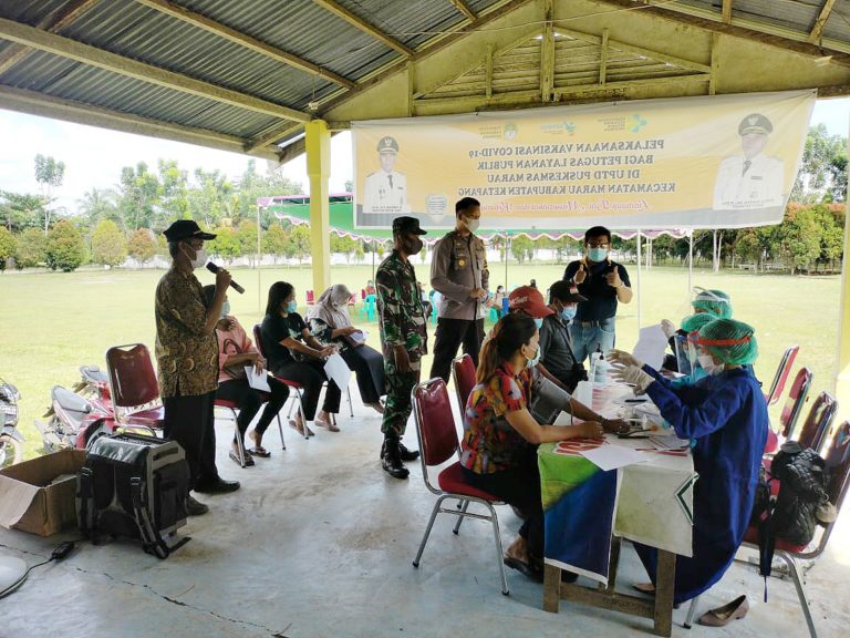 Dukung Pelaksanaan Vaksinasi Babinsa Koramil Marau Dampingi Tenaga Medis.