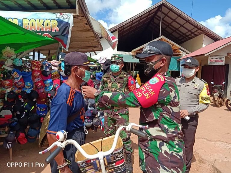 Dipasar Babinsa Dan Bhabinkamtibmas Jajaran Kodim 1203/Ktp bagikan masker Dan patroli PPKM Mikro.