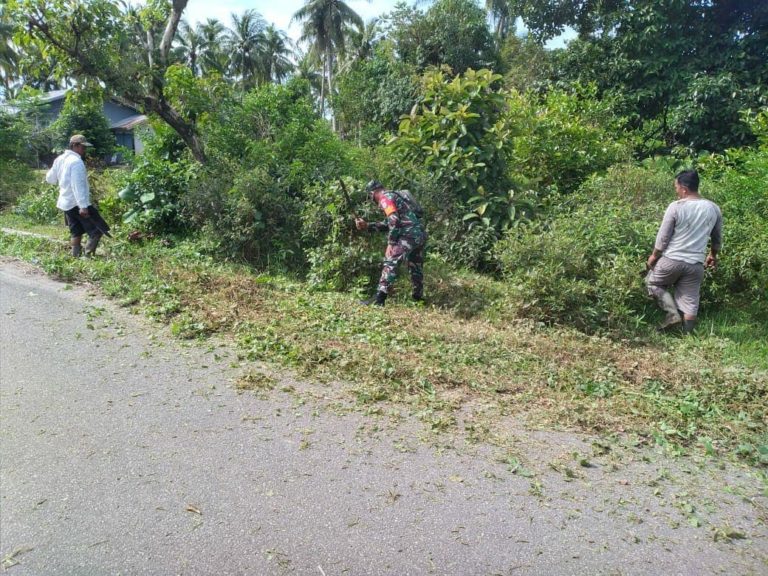 Lestarikan Budaya Lelulur, Babinsa Kodim 1203/Ktp Bersama Warga Gotong-Royong Bersihkan Jalan