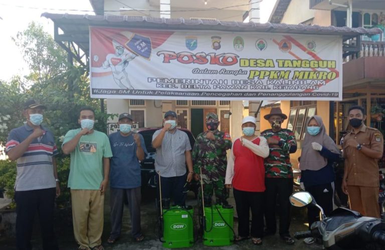 Babinsa Kodim 1203/Ktp  Bersama Satgas PPKM Mikro Desa Kalinilam Semprotkan Disinfektan Di Rumah Warga.