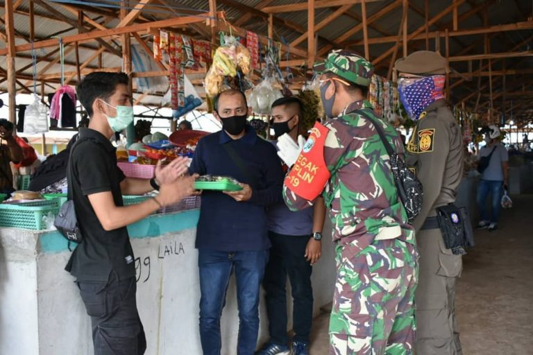 Di Pasar Tradisional, Babinsa Delta Pawan Ingatkan Pedagang Dan Warga