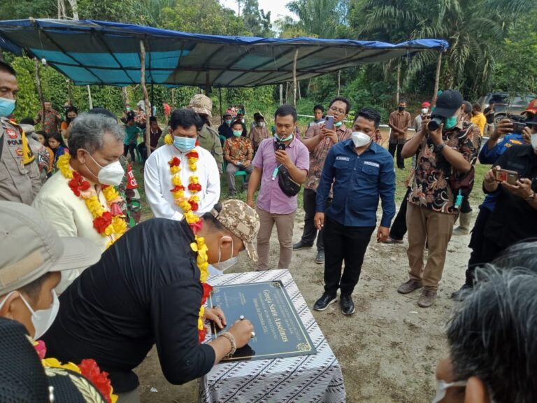 Sekda Ketapang Resmikan Dua Gereja Baru, Vikjen Keuskupan Haturkan Pesan. Pemuda Katolik : Kawula Muda, Energi Gereja