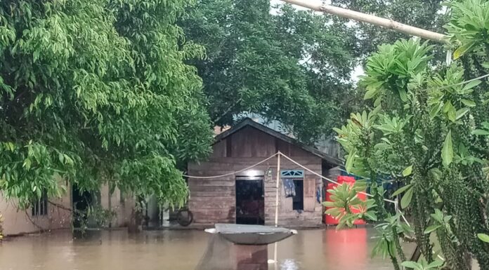 Banjir melanda desa Alam Pakuan, Kecamatan Sandai. (Photo : IST/MONGA)
