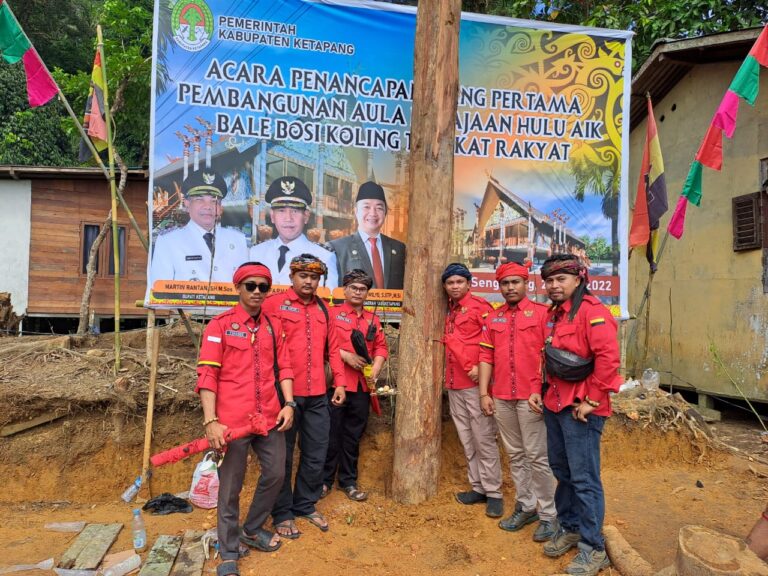 Sumarlin, Ketua TBBR Ketapang (paling kanan) berfoto bersama pengurus TBBR Ketapang di tiang pertama bale bosi koling tungkat rakyat