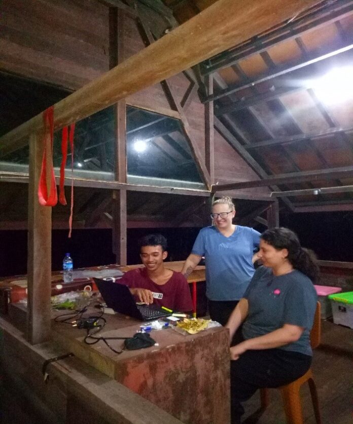 Natalie Robinson dan Laura Brubaker berdiskusi bersama Gunawan Wibisono terkait jenis buah pohon pakan yang ditemukan selama observasi. Foto dok : Gunawan/YP