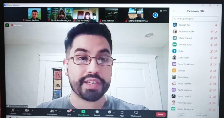 Saat Gene Rafael Estrada mempresentasikan hasil penelitiannya pada kuliah umum di UNAS. (Foto dok. Istimewa/ YP/MONGA.ID)