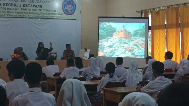 Reni Riasari saat menyampaikan materi tentang Ayo Bijak Terhadap Sampah kepada siswa-siswi SMKN 1 Ketapang (28/2/2023). (Foto : Danda/YP).