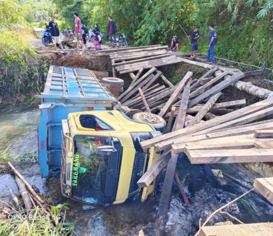 Jembatan Karab yang kembali roboh beberapa waktu lalu.(Foto : Istimewa/MONGA.ID)