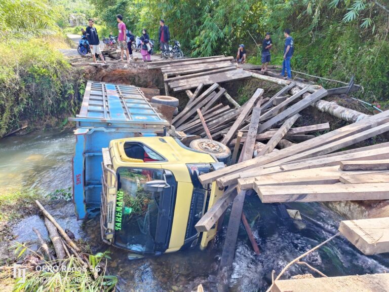 Jembatan Karab yang kembali roboh beberapa waktu lalu.(Foto : Istimewa/MONGA.ID)