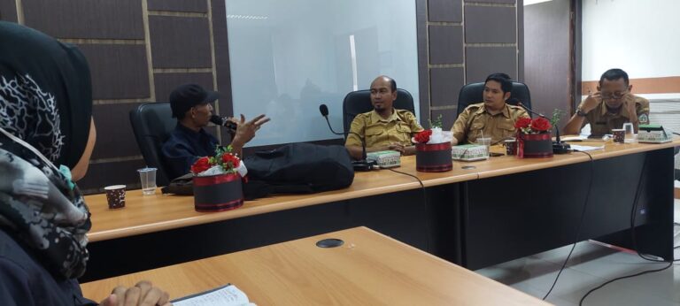 Direktur Lapangan Yayasan Palung, Edi Rahman saat menyampaikan maksud dan tujuan dari kegiatan audiensi. (Foto dok: Istimewa/Asbandi YP).