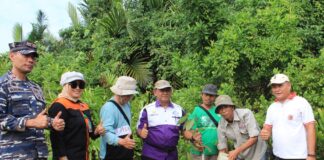 Edi Rahman selaku Field Direktur Yayasan Palung saat melakukan penanaman pohon. (Foto dok. Yayasan Palung).