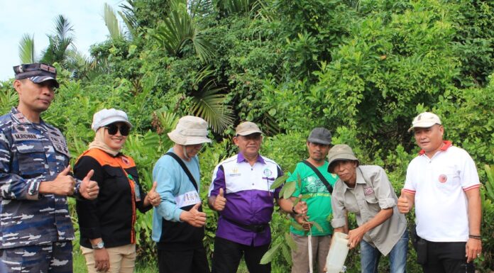 Edi Rahman selaku Field Direktur Yayasan Palung saat melakukan penanaman pohon. (Foto dok. Yayasan Palung).