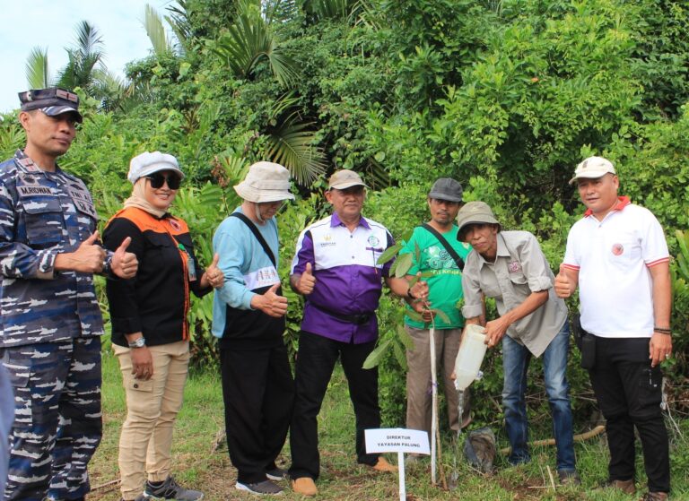 Edi Rahman selaku Field Direktur Yayasan Palung saat melakukan penanaman pohon. (Foto dok. Yayasan Palung).
