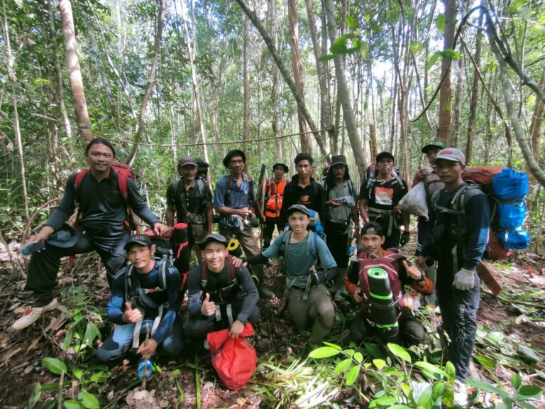 Tim Survei Hutan Desa (YP, Brigade KPH dan LPHD). (Foto : Istimewa/Erik Sulidra).