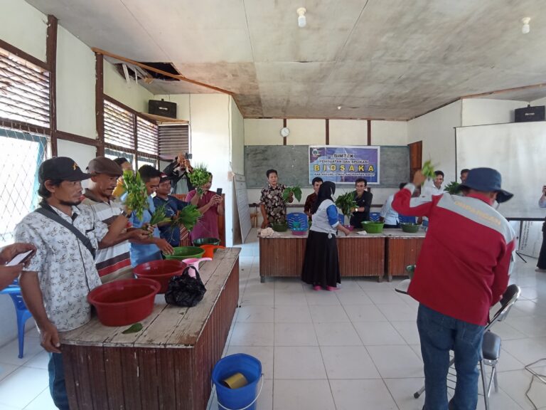 Pelatihan Pembuatan dan Aplikasi BIOSAKA. (Foto dok. Hendri/YP).