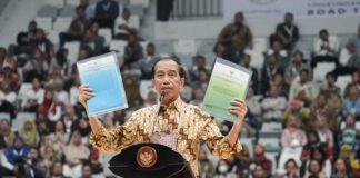 Presiden Joko Widodo saat menyerahkan SK Perhutanan Sosial. (Foto ISTIMEWA/ dok. Hendri Gunawan /Yayasan Palung)