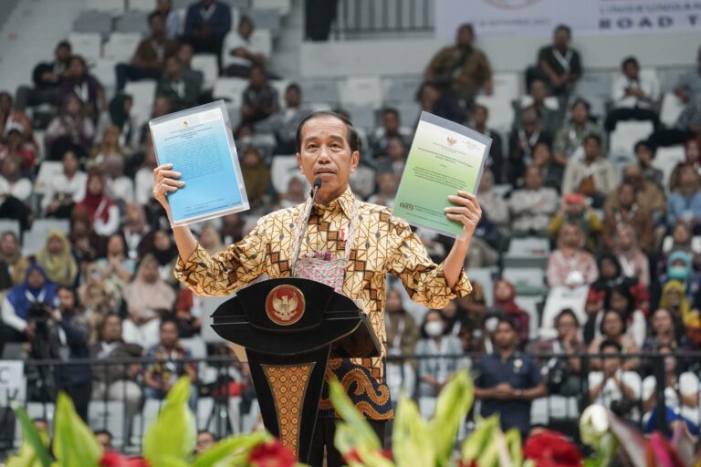 Presiden Joko Widodo saat menyerahkan SK Perhutanan Sosial. (Foto ISTIMEWA/ dok. Hendri Gunawan /Yayasan Palung)