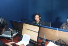 Saat Yayasan Palung bersama Balai Taman Nasional Gunung Palung melakukan talkshow siaran radio, di Radio Kayong Utara, pada Kamis (23/11/2023).(Foto : Riduwan/YP).