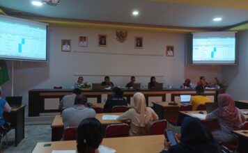Saat Widiya menyampaikan presentasi terkait kegiatan-kegiatan yang dilakukan oleh Yayasan Palung. (Foto dok. Riko/RK-TAJAM).