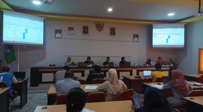 Saat Widiya menyampaikan presentasi terkait kegiatan-kegiatan yang dilakukan oleh Yayasan Palung. (Foto dok. Riko/RK-TAJAM).